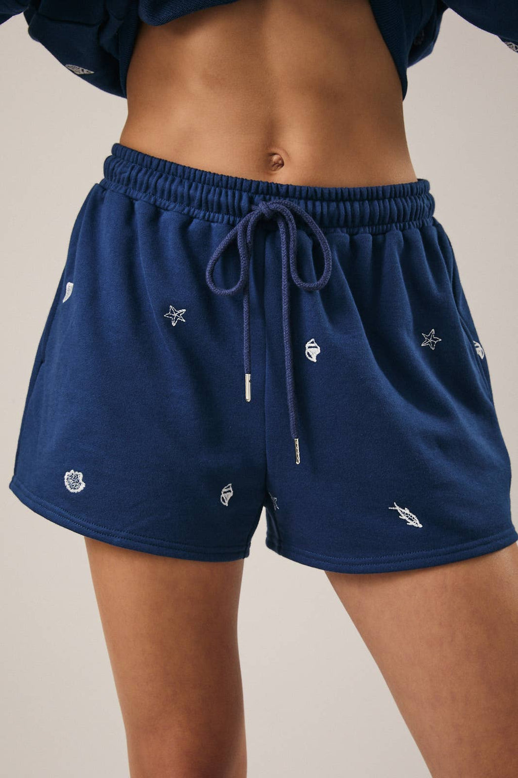 MARINE EMBO SWEATSHORTS