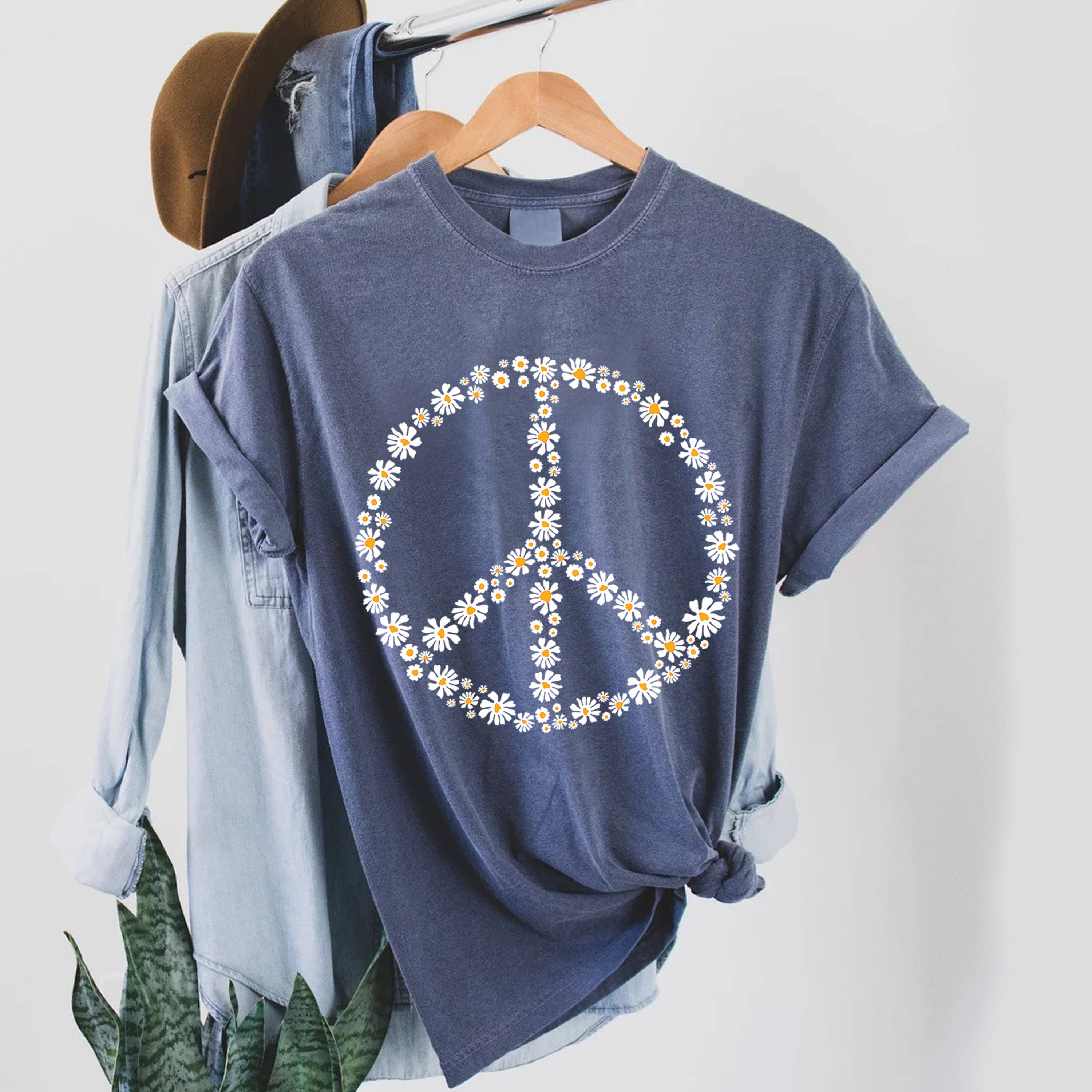 STARCHIS - Peace Sign Daisy Flower Graphic Women's Comfort Tee
