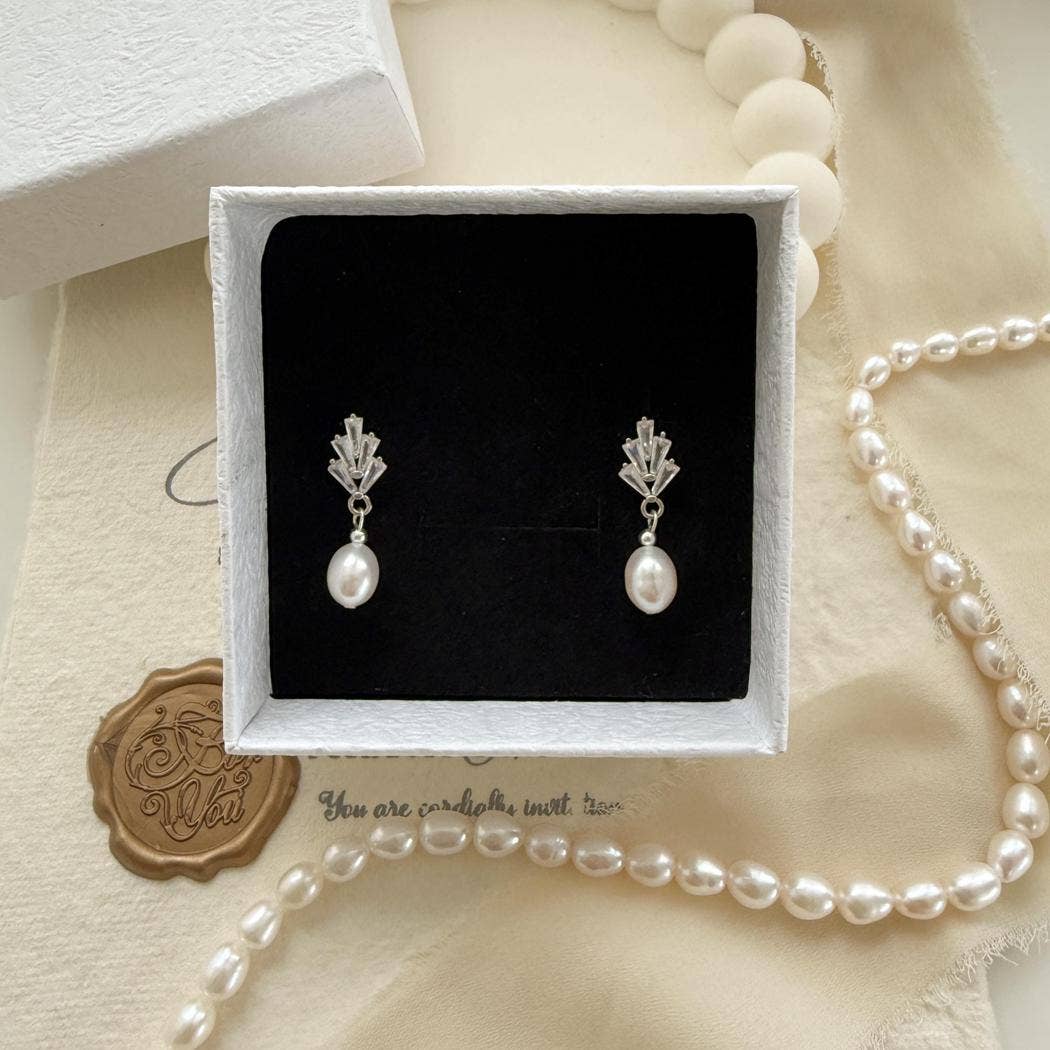 Elegant Freshwater Pearl Necklace with Leaf Diamond