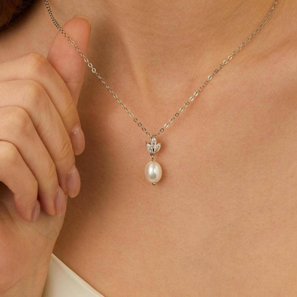 Elegant Freshwater Pearl Necklace with Leaf Diamond