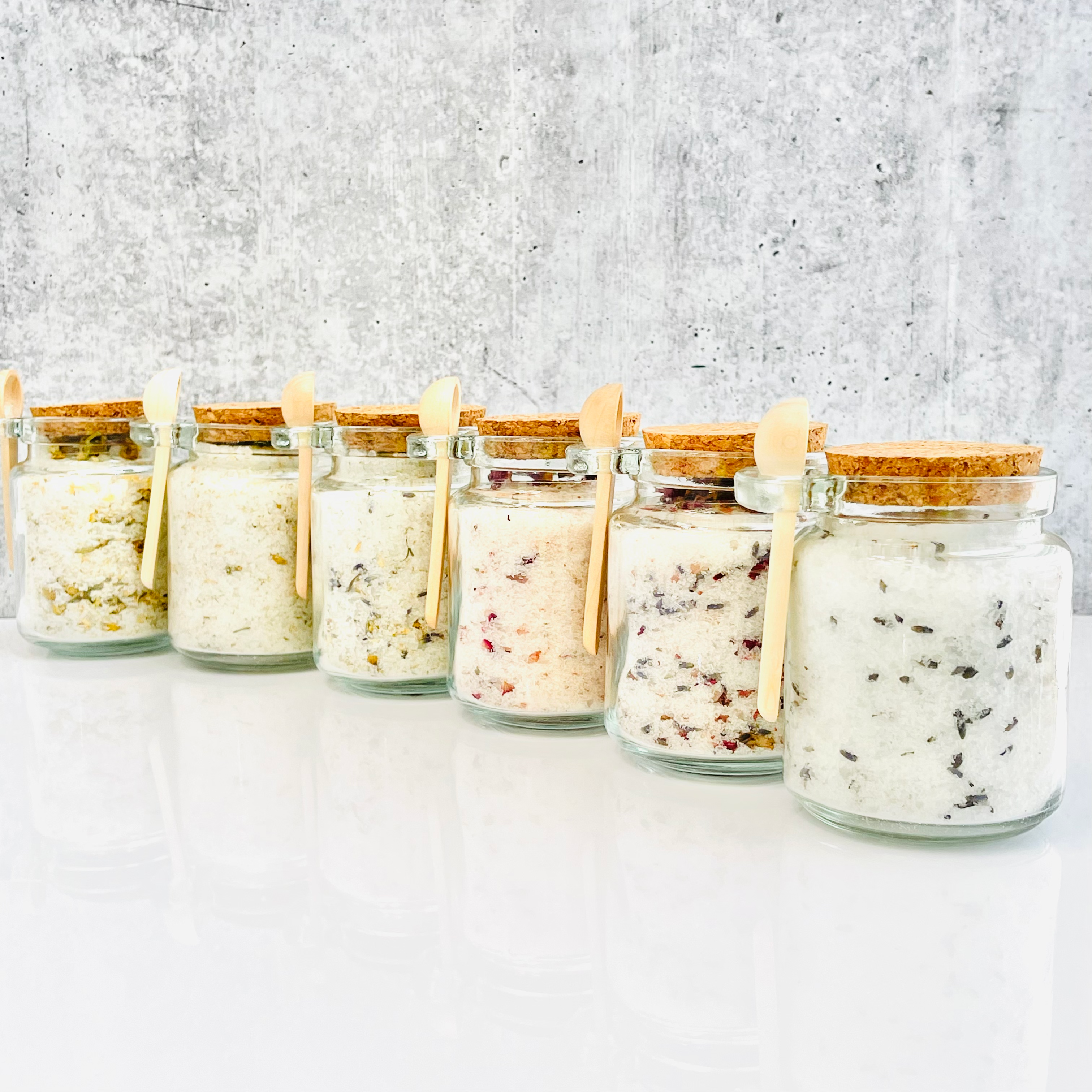 KustumKandy - Unlabeled 8oz Bath Salt Jars with Wooden Spoon