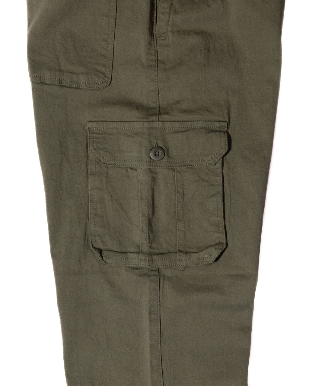 Relaxed-fit cargo pants in olive green featuring a pleated front and a side pocket with button closure for added style and functionality.