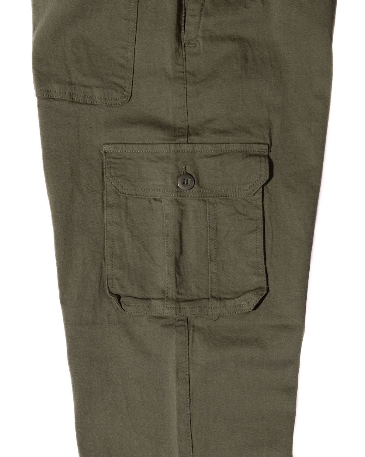 Relaxed-fit cargo pants in olive green featuring a pleated front and a side pocket with button closure for added style and functionality.