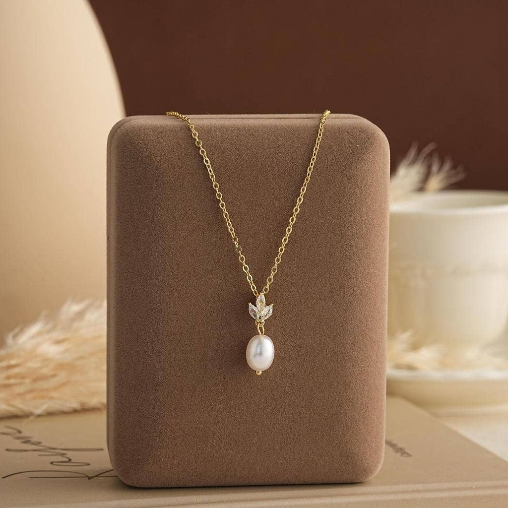 Elegant Freshwater Pearl Necklace with Leaf Diamond