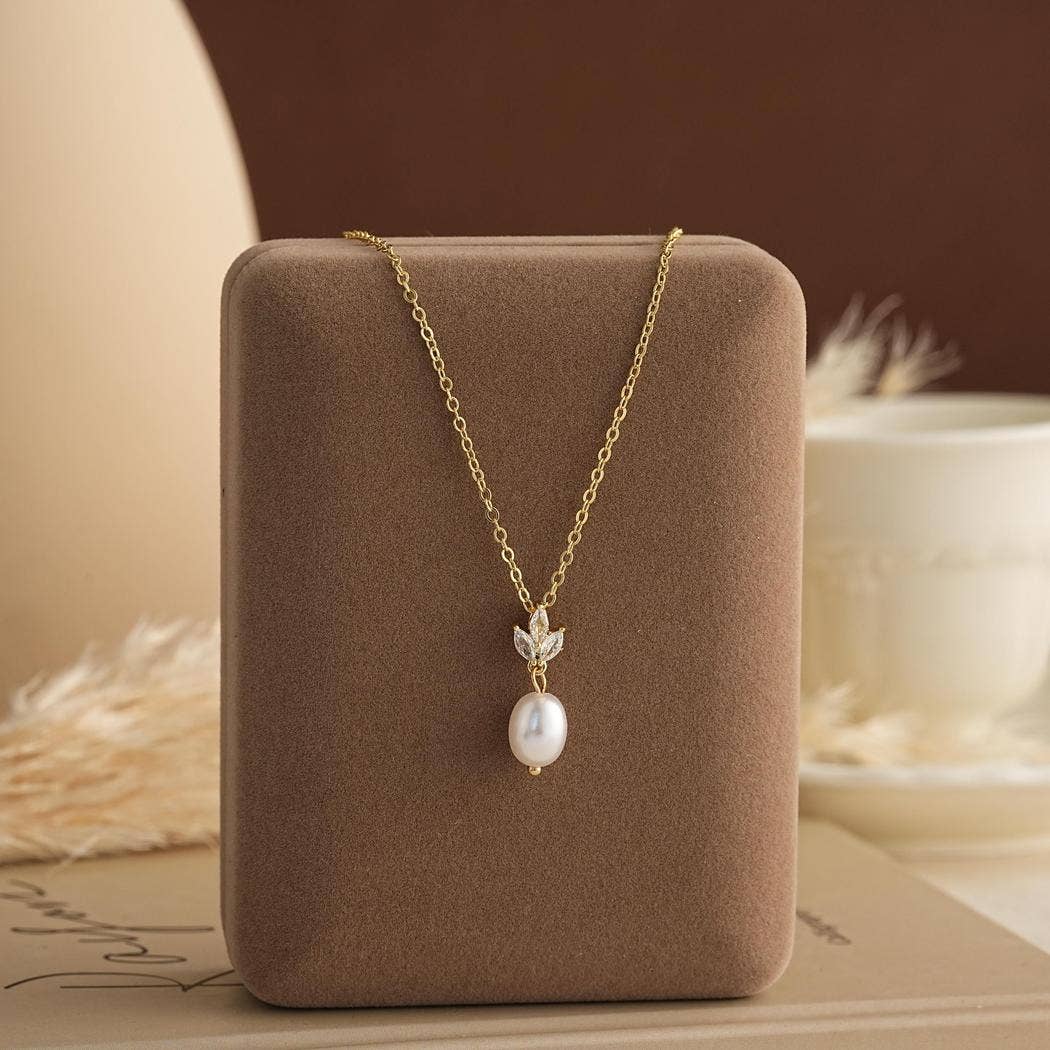 Elegant Freshwater Pearl Necklace with Leaf Diamond