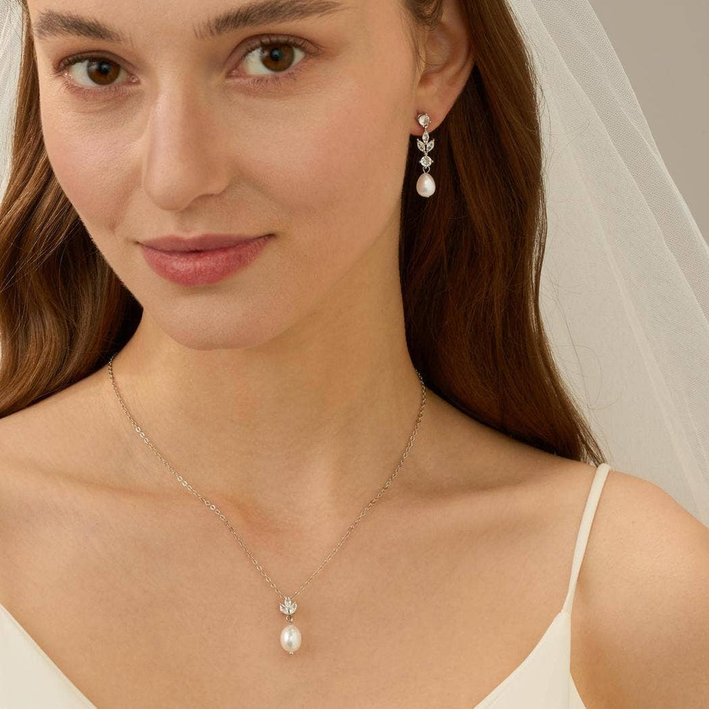 Elegant Freshwater Pearl Necklace with Leaf Diamond