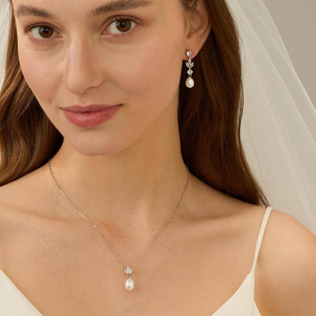 Elegant Freshwater Pearl Necklace with Leaf Diamond