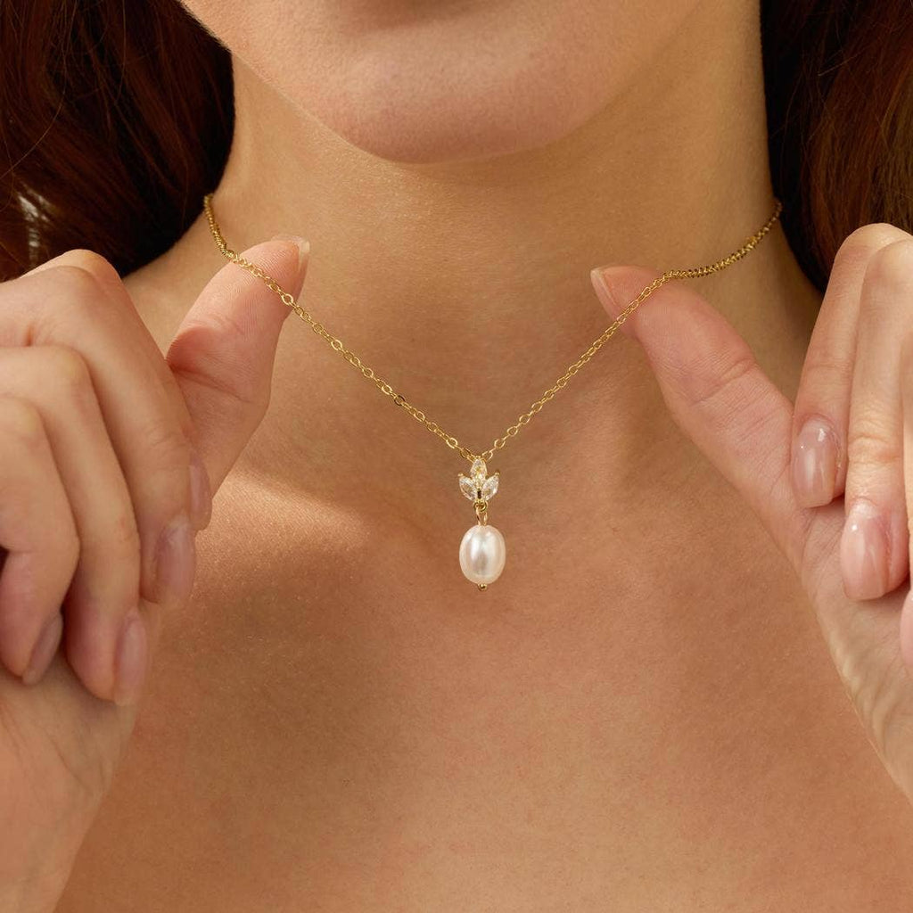 Elegant Freshwater Pearl Necklace with Leaf Diamond