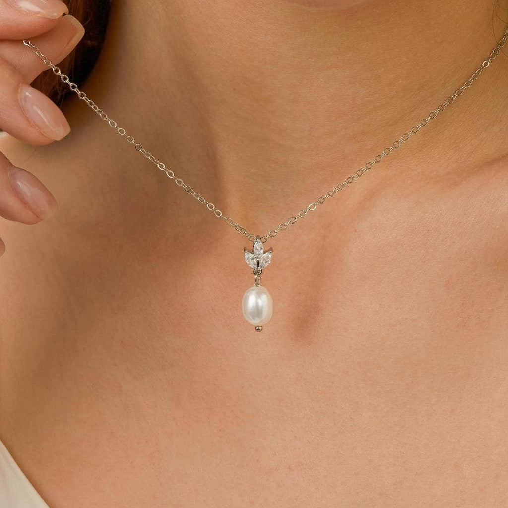 Elegant Freshwater Pearl Necklace with Leaf Diamond