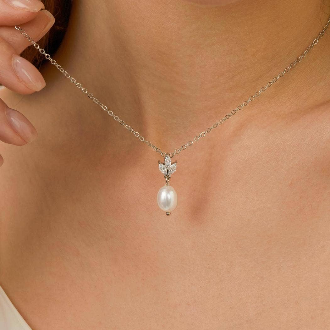 Elegant Freshwater Pearl Necklace with Leaf Diamond