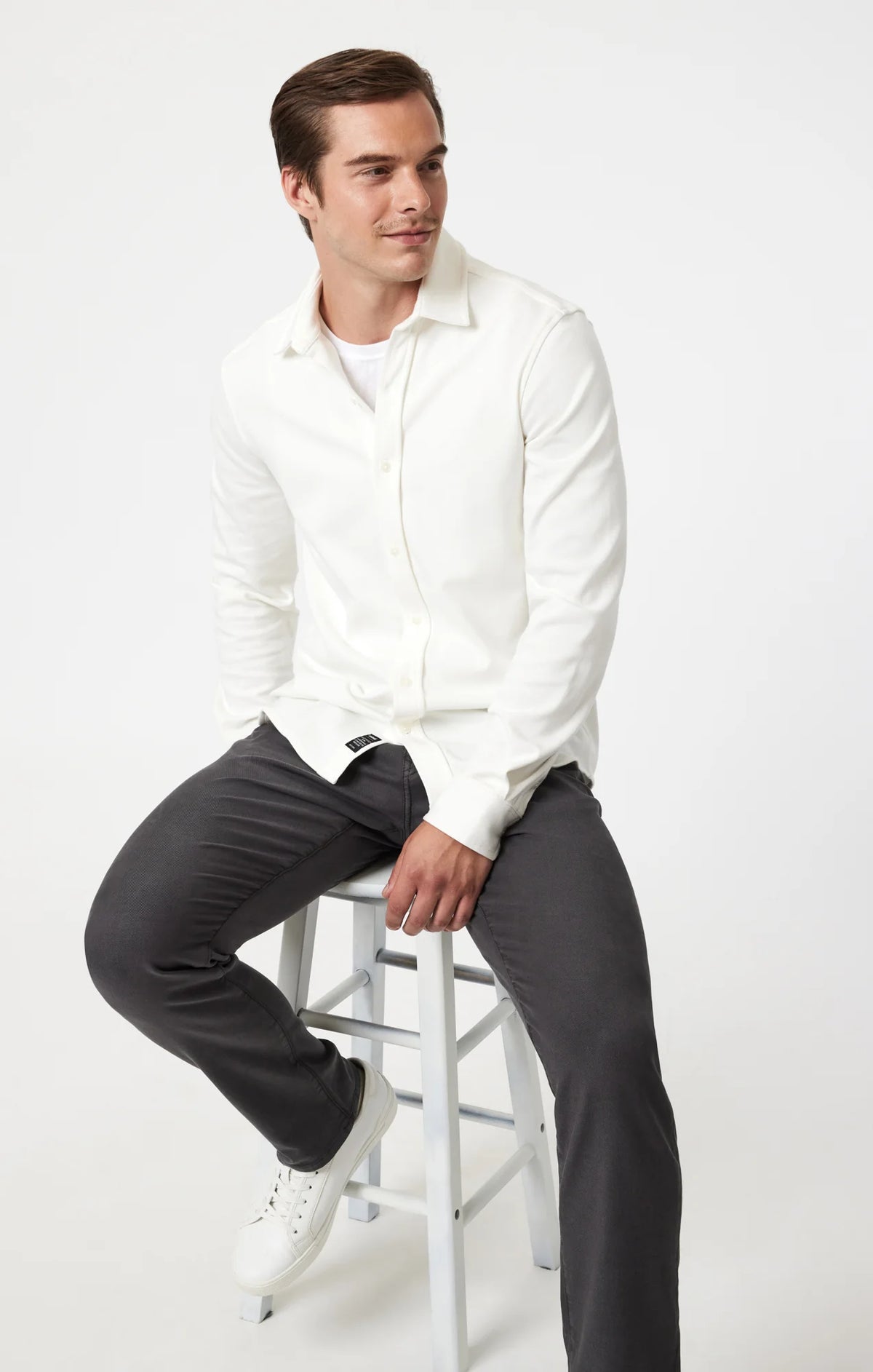 Slim-fitting ultra-dark grey pants with a regular rise, showcasing a modern and versatile style.