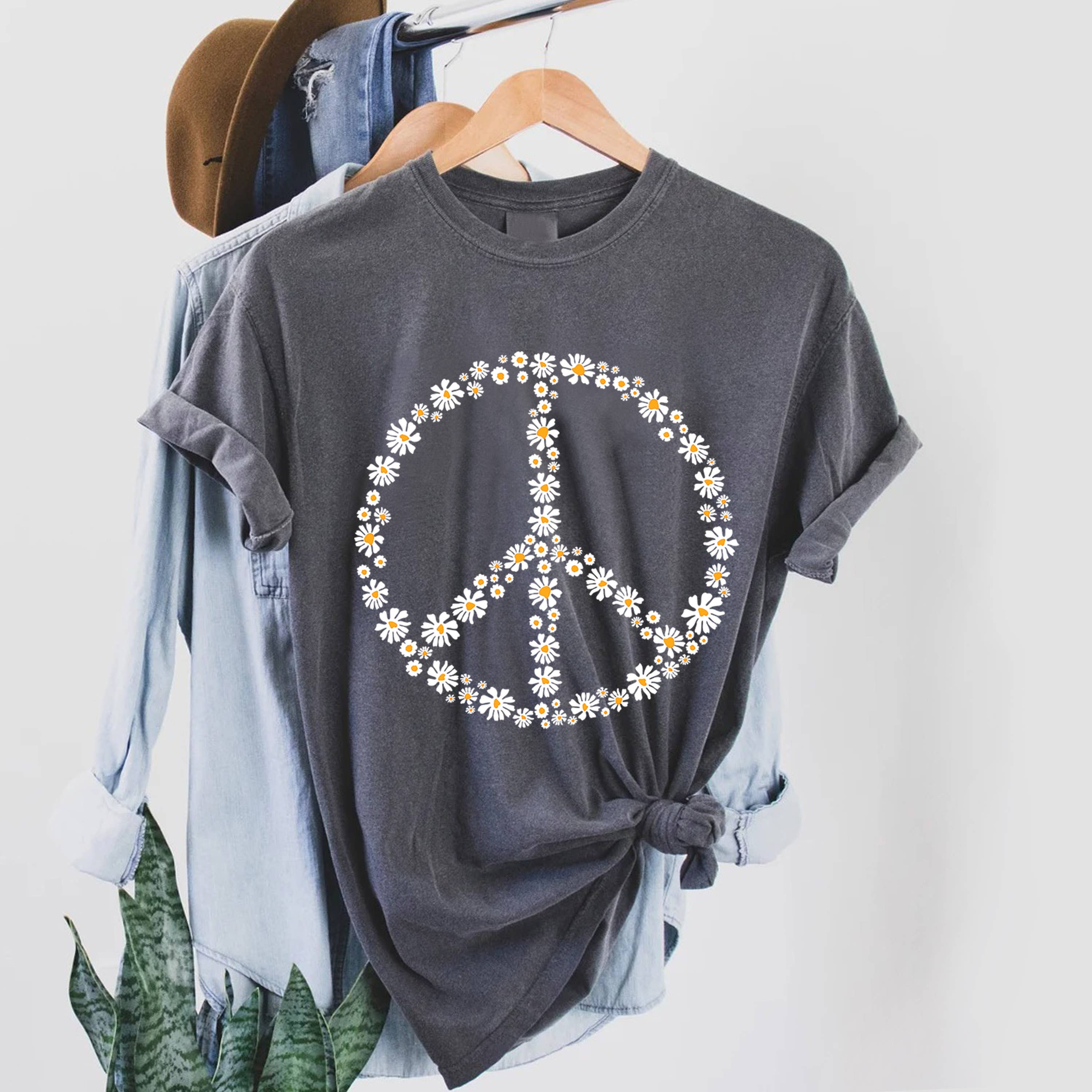 STARCHIS - Peace Sign Daisy Flower Graphic Women's Comfort Tee