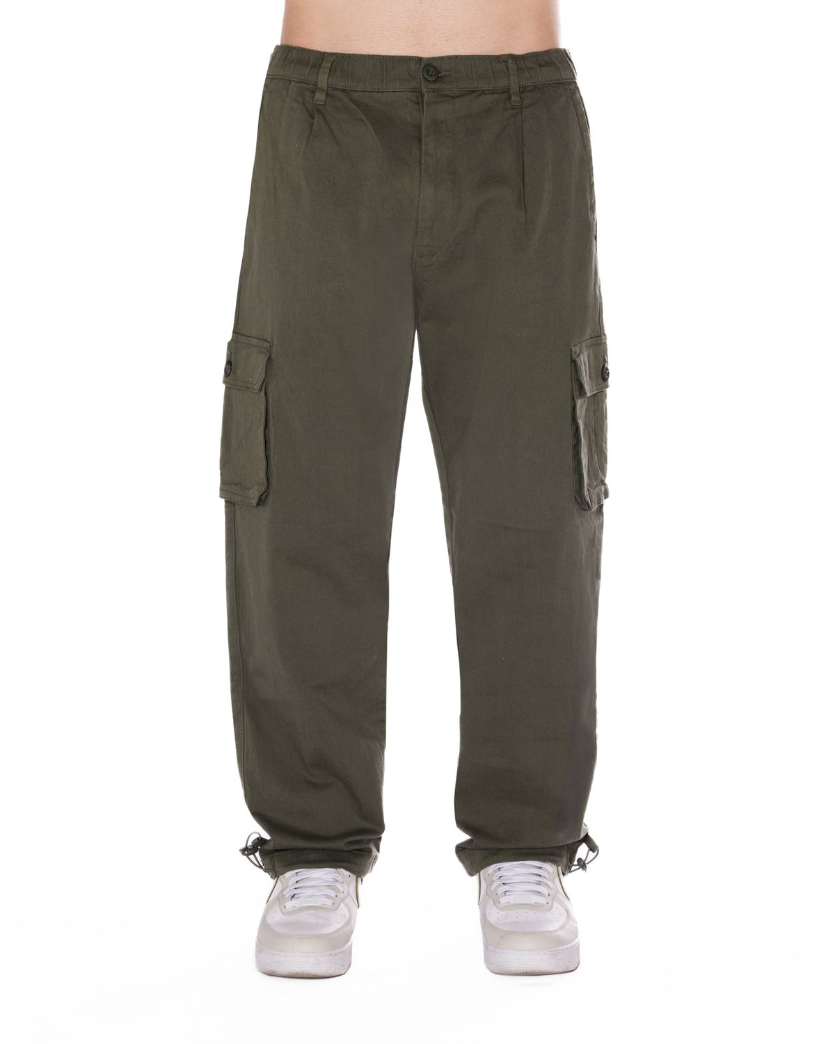 Relaxed-fit cargo pants in olive green featuring two side cargo pockets, elastic band at the ankles, and a zip fly closure.