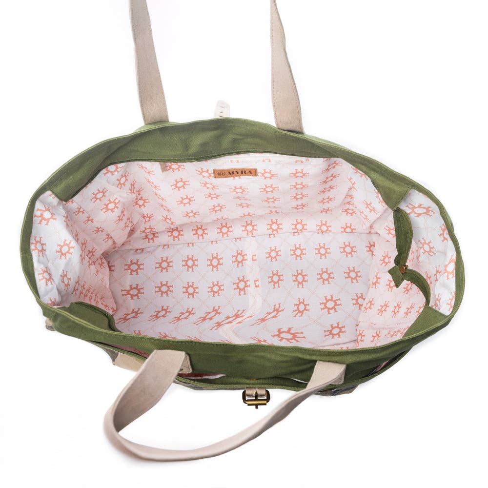The Ranger’s Day Weekender Bag in shadow camo green features a spacious interior with a light-colored sun-patterned lining and sturdy handles.