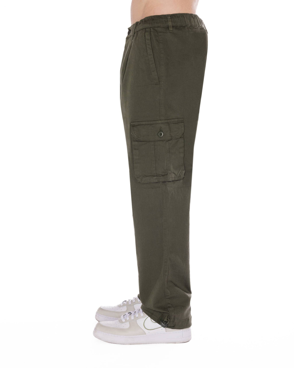 Relaxed-fit cargo pants in olive green with an elastic waistband, drawstring, and side cargo pocket. Perfect for casual wear.