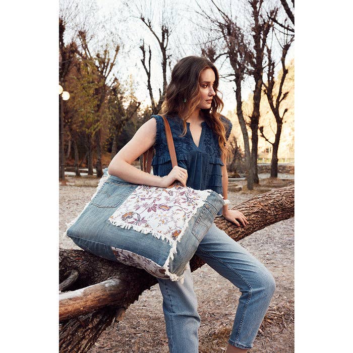 Floral cotton weekender bag with fringe detailing and a side pocket for a water bottle. Perfect for your next adventure.