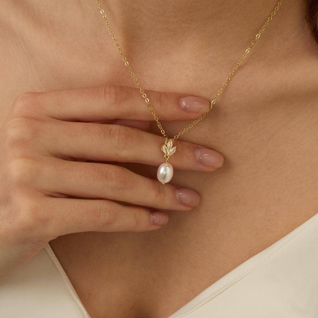 Elegant Freshwater Pearl Necklace with Leaf Diamond