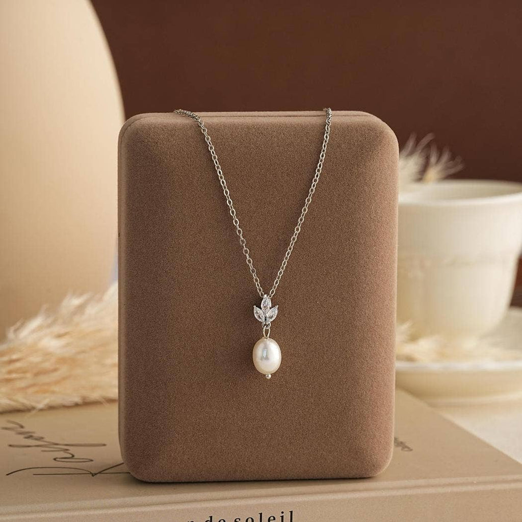 Elegant Freshwater Pearl Necklace with Leaf Diamond