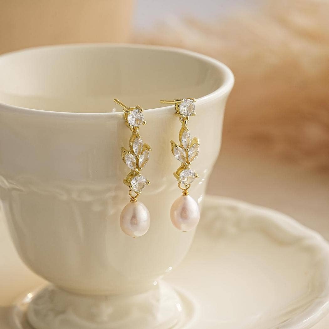 Elegant Freshwater Pearl Necklace with Leaf Diamond